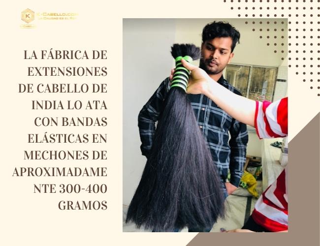 La-fabrica-de-extensiones-de-cabello-de-India-lo-ata-con-bandas-elasticas-en-mechones-de-aproximadamente-300-400-gramos